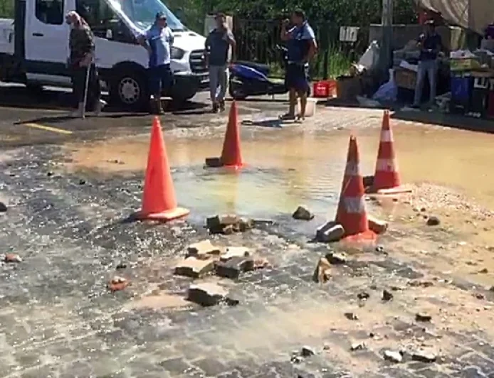 TORBA’DA İSALE HATTI YİNE PATLADI: TONLARCA SU DENİZE AKTI, MAHALLE SAATLERCE SUSUZ KALDI