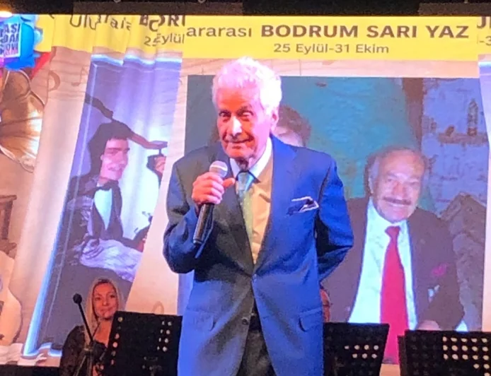 Zekai Tunca yıllar sonra Bodrum'da yine sahnede, eşine unutulmaz bir sürpriz yaptı
