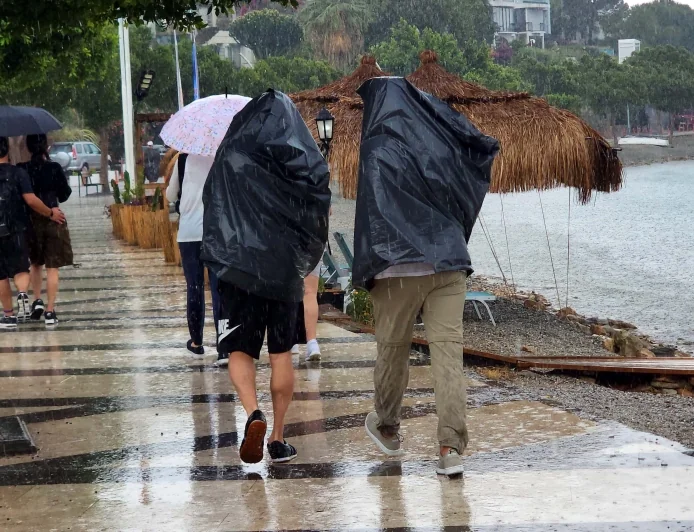 BODRUM'DA YAĞMURA HAZIRLIKSIZ YAKALANDILAR