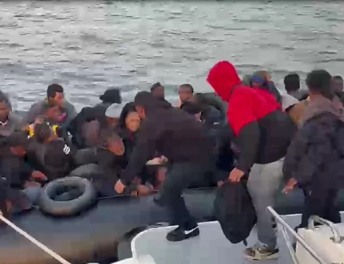 BODRUM AÇIKLARINDA Kİ LASTİK BOTTA 54 DÜZENSİZ GÖÇMEN YAKALANDI