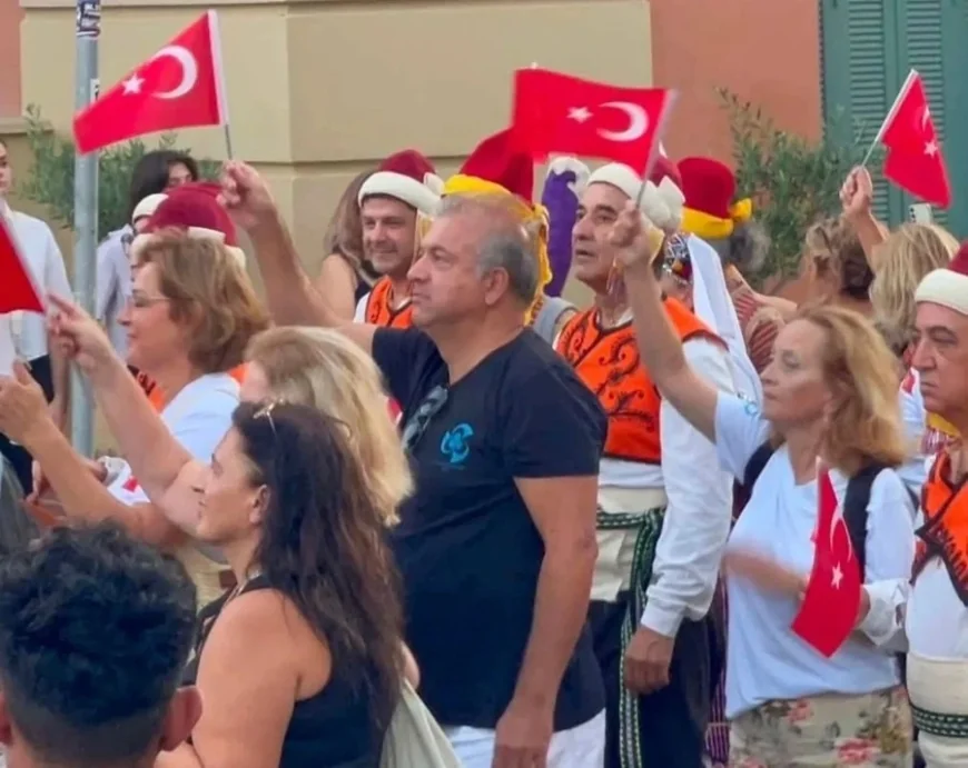 Yunanistan’daki Dans festivalinde Türk  bayrakları nedeniyle kriz çıkardılar