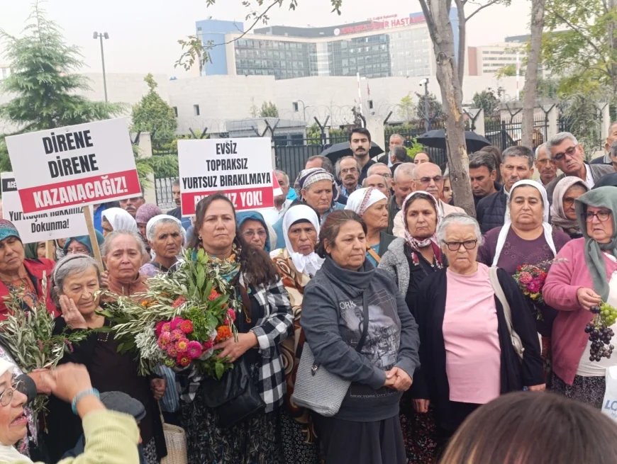 AKBELEN HEYETİ ANKARA’DA: “11 KÖYÜN GELECEĞİ DANIŞTAY’DA” AKBELENLİLER ZEYTİNLERLE ÇİÇEKLERLE DANIŞTAY ÖNÜNDE