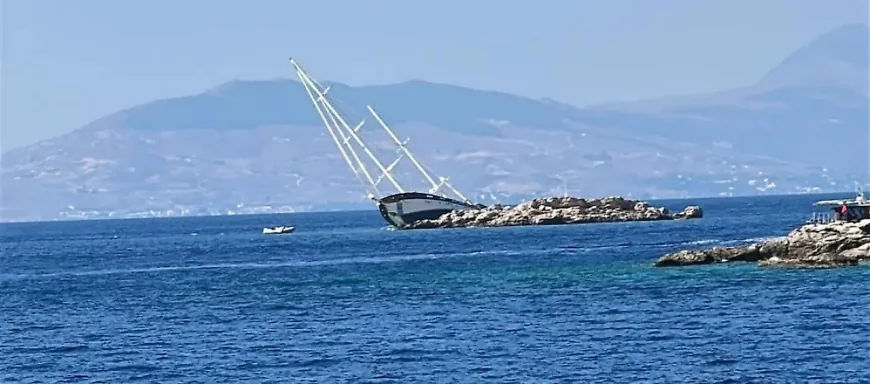 TUR TEKNESİ KAYALIKLARA ÇARPTI BATTI, 11 KİŞİ KURTARILDI