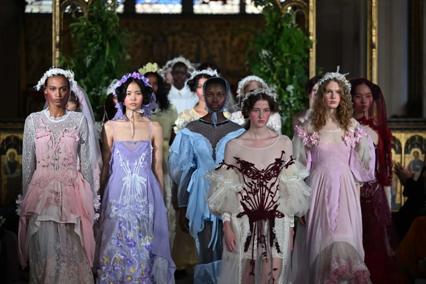 GAZİANTEP’İN ASIRLIK MİRASI LONDRA MODA HAFTASI’NDA HAYRAN BIRAKTI