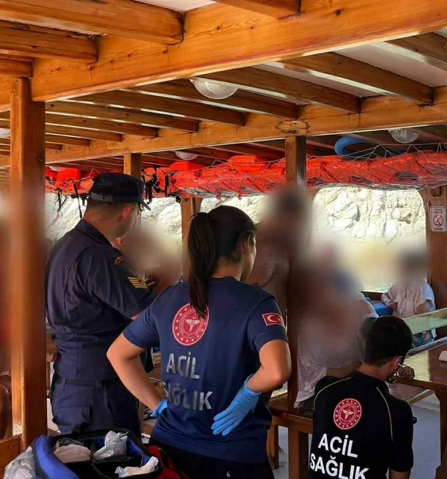 BODRUM AÇIKLARINDA TUR TEKNESİNDE RAHATSIZLANAN KİŞİYİ SAHİL GÜVENLİK KURTARDI