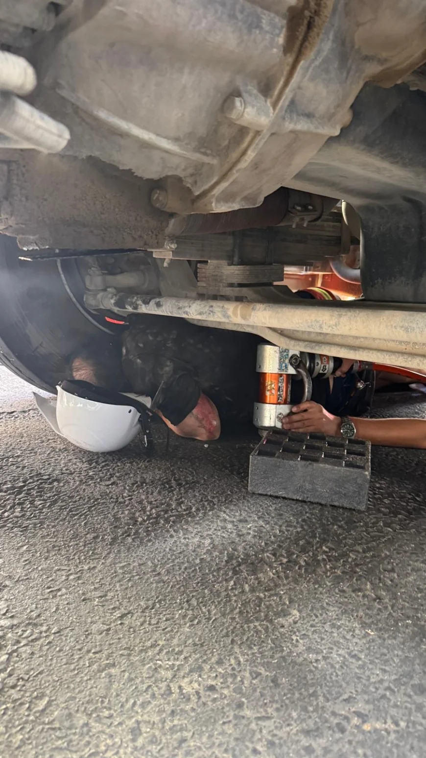 BODRUM’DA TANKERLE ÇARPIŞAN MOTOSİKLETLİ KRİKO İLE KURTARILDI