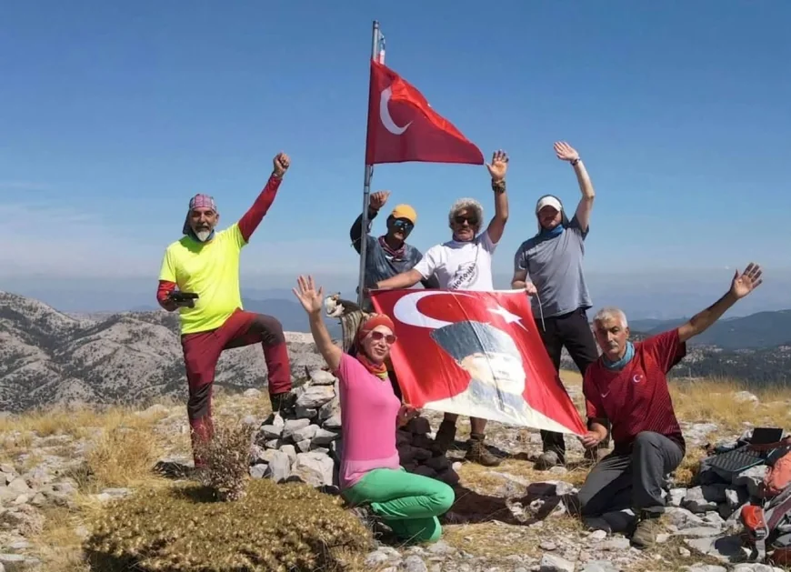 MUĞLALI DAĞCILAR GAZİLER GÜNÜ ANISINA AYIÇTU ZİRVESİNE BAYRAK DİKTİ
