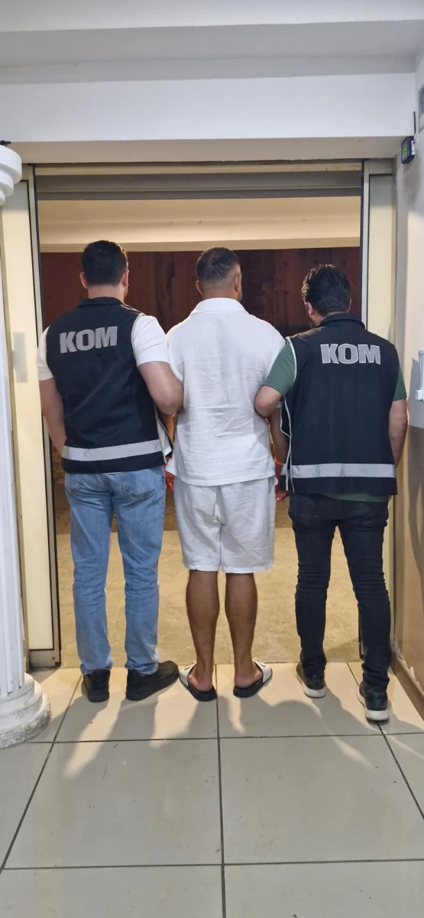 KIRMIZI BÜLTENLE ARANIYORDU, BODRUM’DA SAHTE KİMLİKLE YAKALANDI