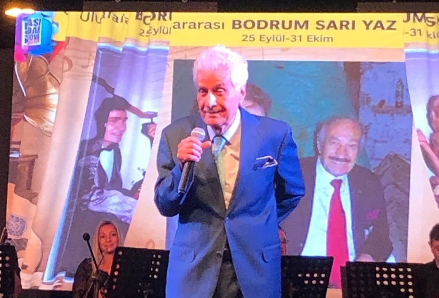 Zekai Tunca yıllar sonra Bodrum'da yine sahnede, eşine unutulmaz bir sürpriz yaptı
