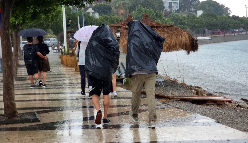 BODRUM'DA YAĞMURA HAZIRLIKSIZ YAKALANDILAR