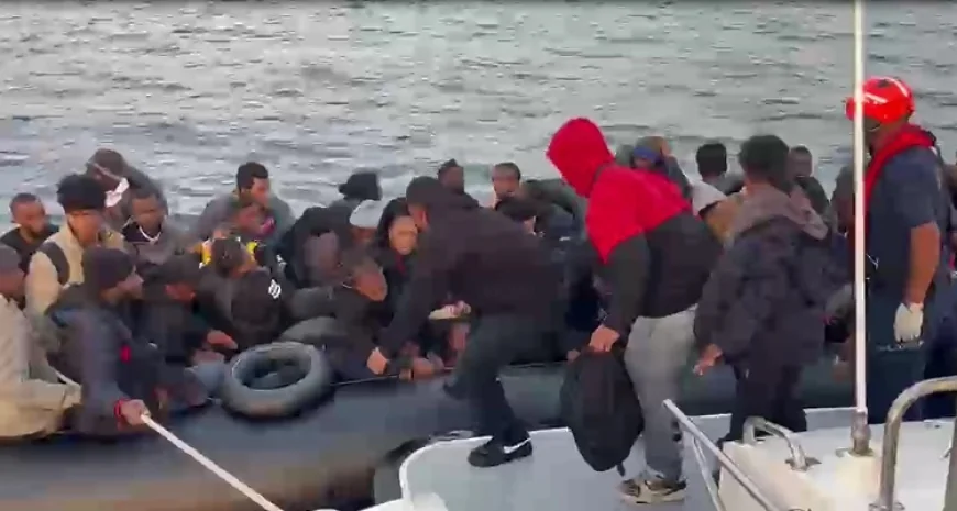BODRUM AÇIKLARINDA Kİ LASTİK BOTTA 54 DÜZENSİZ GÖÇMEN YAKALANDI