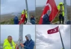 YALIKAVAK'TA ANLAMLI CUMHURİYET SEFERBERLİĞİ: KÜDÜR TEPESİNDE AL BAYRAK YENİDEN DALGALANDI