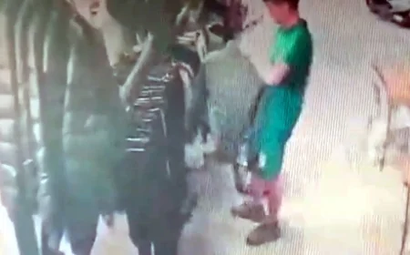 İngiliz turist dükkanın önünden montu pantolonu aldı gitti, yakalandı