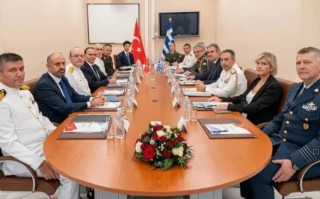 TÜRKİYE İLE YUNANİSTAN GİRİT ADASINDA MASAYA OTURDU