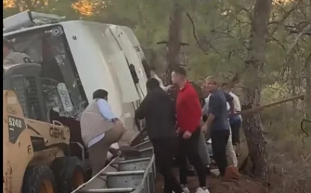 MARMARİS’TE D MARİS OTELİN PERSONEL SERVİSİ DEVRİLDİ: 14 YARALI