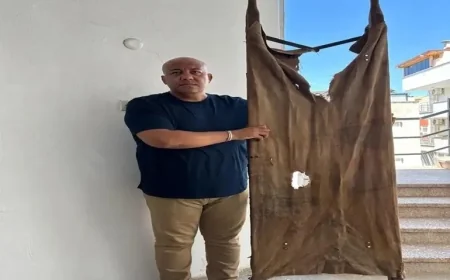 ZABITA MEMURU ÇÖPTE BULDUĞU 1915 DAMGALI SEDYEYİ ÇANAKKALE MÜZESİNE  BAĞIŞLADI