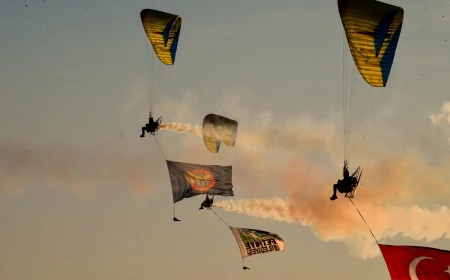 FETHİYE SEMALARINDA GÖRSEL ŞÖLEN: HAVA OYUNLARI FESTİVALİ TÜM COŞKUSUYLA SÜRÜYOR