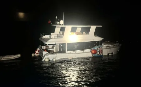 DENİZDE CAN PAZARI SU ALIP BATAN TEKNEDEKİ 2 KİŞİ KURTARILDI