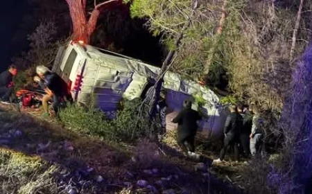 DAĞCILARI TAŞIYAN MİNİBÜS ŞARAMPOLE DEVRİLDİ: 15 YARALI