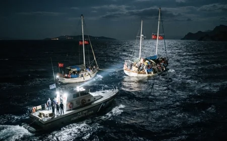 BODRUM’DAN KİLİMLİ VE LEROS’A  GÖÇMEN KAÇAKÇILIĞI: İKİ TEKNEYİ BİRBİRİNE BAĞLADILAR, YAKALANDILAR 4 TÜRK TUTUKLANDI