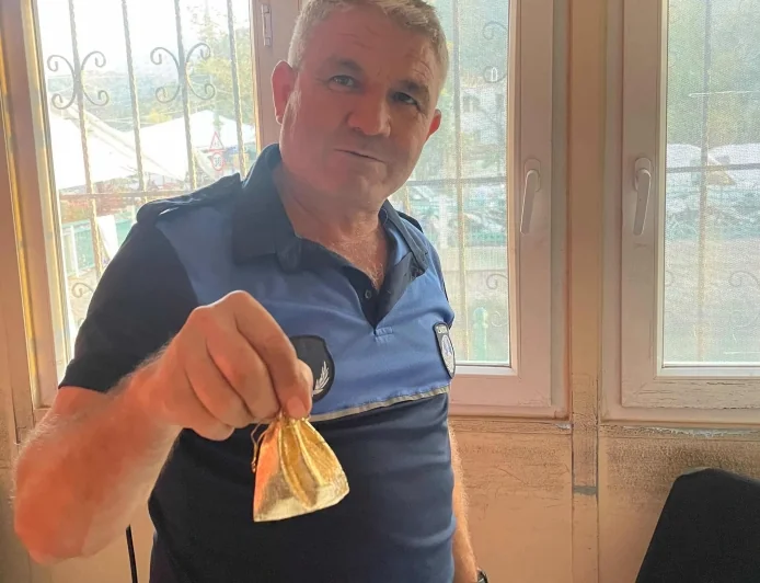 BÖYLE İNSANLAR HALA VAR...PAZARDA BİR KESE ALTIN BULDU, ZABITAYA TESLİM ETTİ
