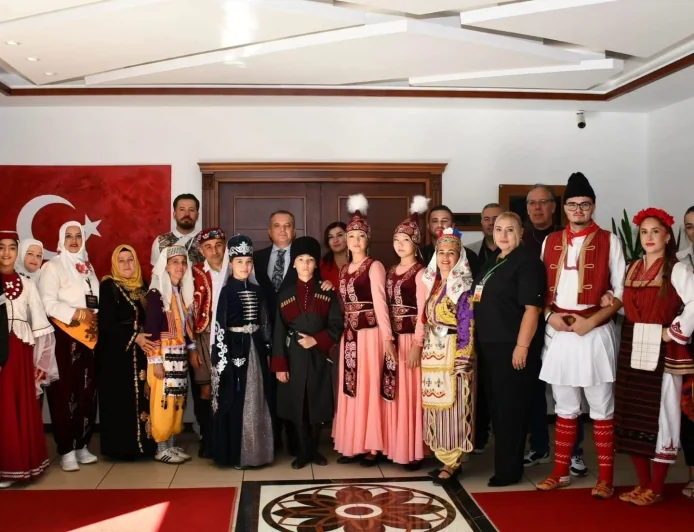 7 ÜLKENİN HALK OYUNLARI GRUBU FESTİVALE GELDİ