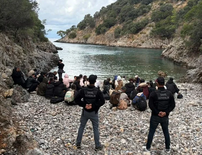  Koyda Kaçmayı Bekleyen 62 Göçmen  Yakalandı