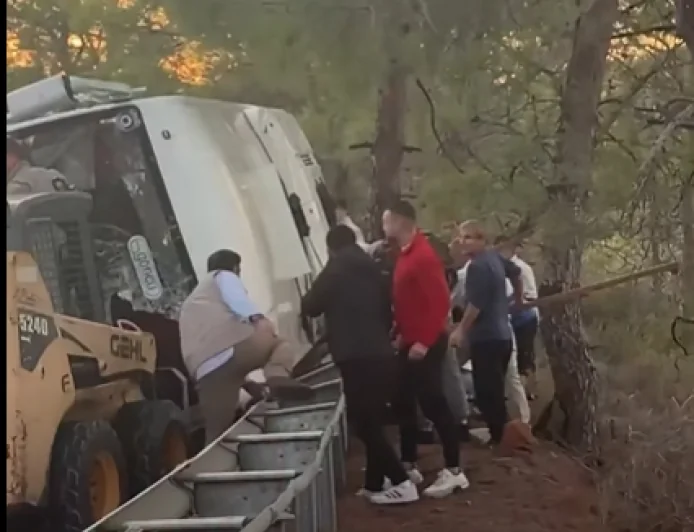 MARMARİS’TE D MARİS OTELİN PERSONEL SERVİSİ DEVRİLDİ: 14 YARALI
