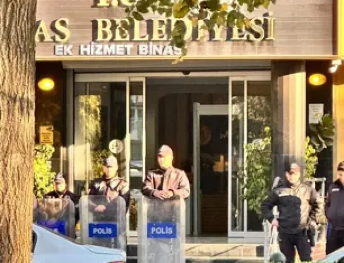 MİLAS BELEDİYESİ’NE 13 İLDE OPERASYON: BAŞKAN FEVZİ TOPUZ VE OĞLU DAHİL 29 GÖZALTI
