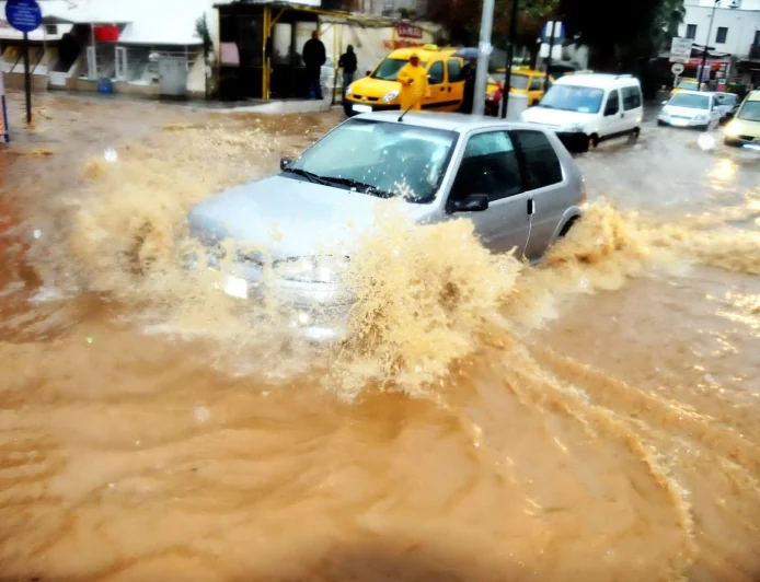 BODRUM’DA SAĞANAK YAĞIŞ HAYATI FELÇ ETTİ: EV VE İŞYERLERİNİ SU BASTI, YOLLAR DEREYE DÖNDÜ