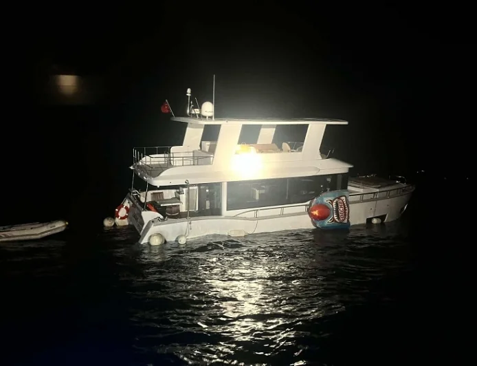 DENİZDE CAN PAZARI SU ALIP BATAN TEKNEDEKİ 2 KİŞİ KURTARILDI