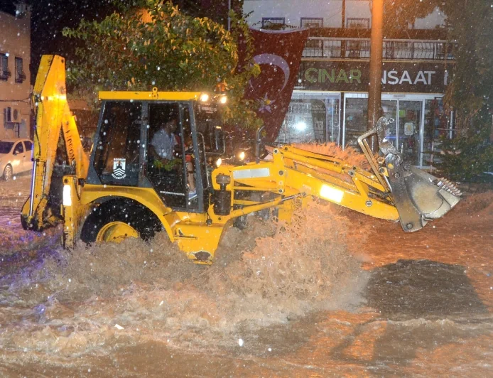 MUĞLA’DA SEL FELAKETİNİN BİLANÇOSU AÇIKLANDI: 94 İHBAR, MAHSUR KALAN VATANDAŞLAR!