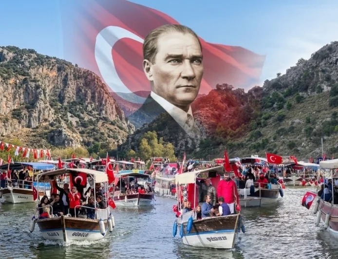 Dalyan Kanalı'nda Görkemli Cumhuriyet Korteji: 103 Tekne ile Su Üstünde Coşku