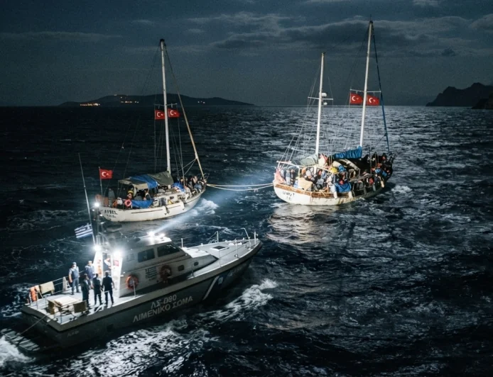 BODRUM’DAN KİLİMLİ VE LEROS’A  GÖÇMEN KAÇAKÇILIĞI: İKİ TEKNEYİ BİRBİRİNE BAĞLADILAR, YAKALANDILAR 4 TÜRK TUTUKLANDI