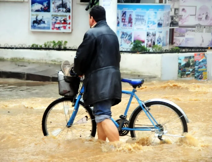 BU GECEDEN BAŞLIYOR...Meteoroloji Genel Müdürlüğü, Muğla ve çevresi için şiddetli yağış ve fırtına uyarısında bulundu.