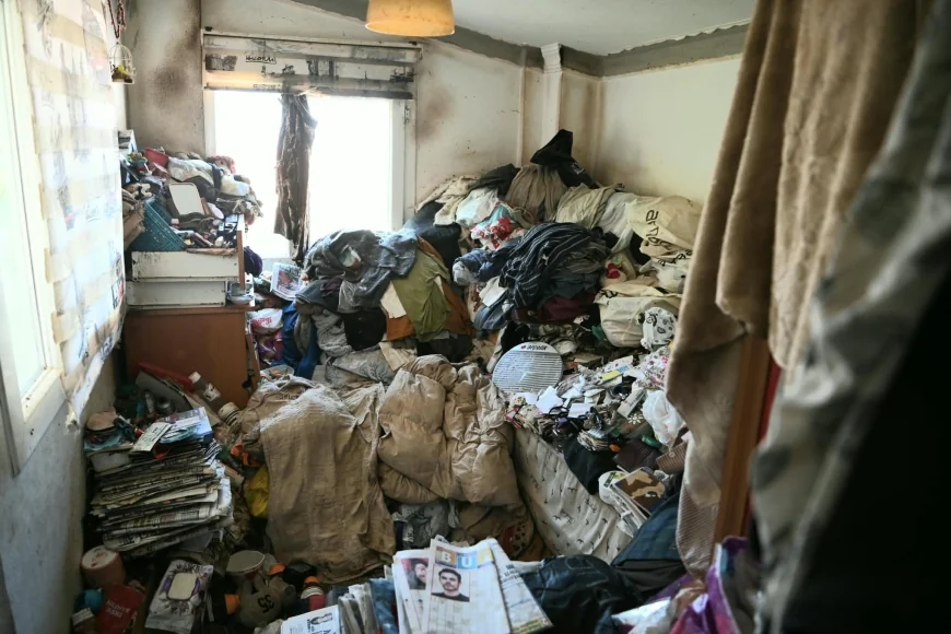 78 yaşındaki kadının evinden  altı kamyon çöp çıkarıldı