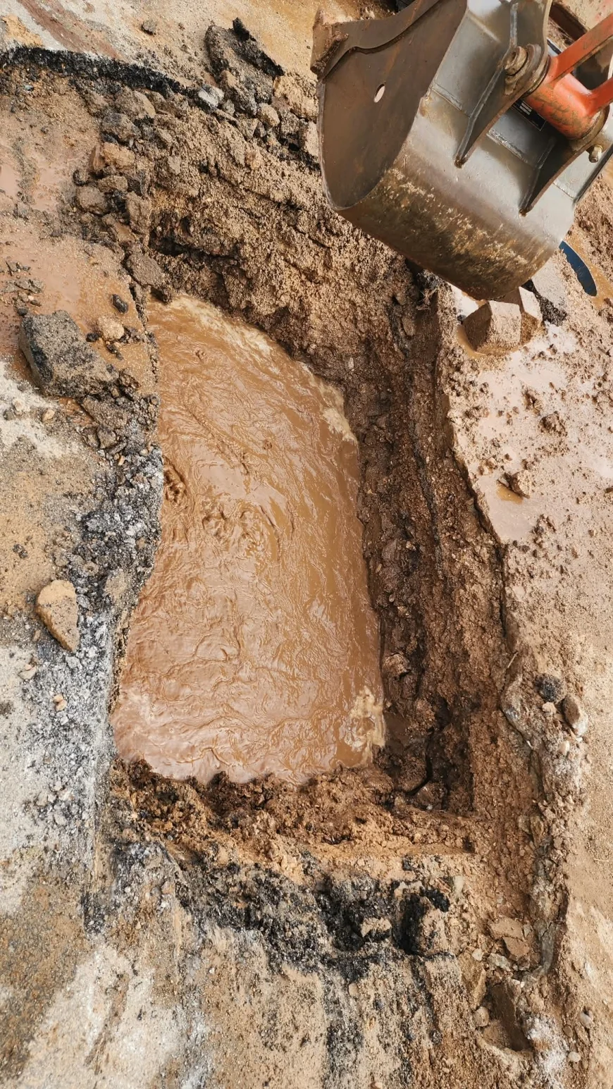 TORBA’DA SU İSALE HATTI YİNE PATLADI: PATLAMADIĞI GÜN YOK!