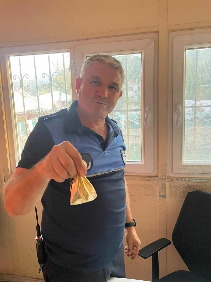 BÖYLE İNSANLAR HALA VAR...PAZARDA BİR KESE ALTIN BULDU, ZABITAYA TESLİM ETTİ