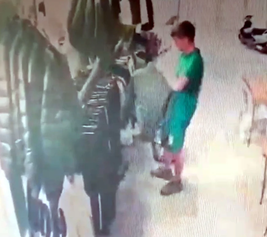 İngiliz turist dükkanın önünden montu pantolonu aldı gitti, yakalandı