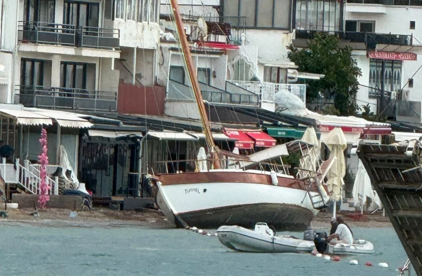 BODRUM’DA KÖTÜ HAVA TEKNEYİ KARAYA SÜRÜKLEDİ