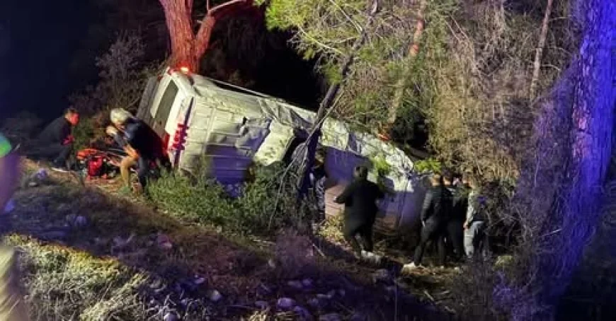 DAĞCILARI TAŞIYAN MİNİBÜS ŞARAMPOLE DEVRİLDİ: 15 YARALI