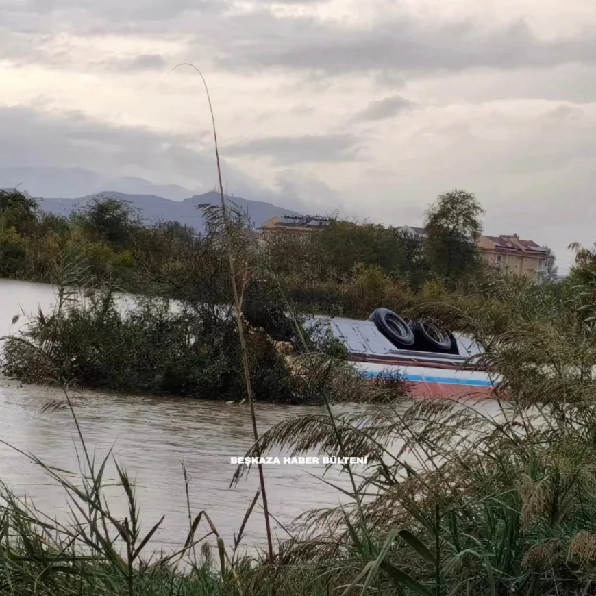 DALAMAN’DA SEL FELAKETİ! KAMYON DEVRİLDİ, YOLLAR KAPANDI