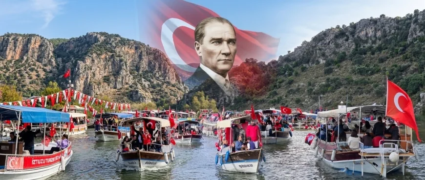 Dalyan Kanalı'nda Görkemli Cumhuriyet Korteji: 103 Tekne ile Su Üstünde Coşku
