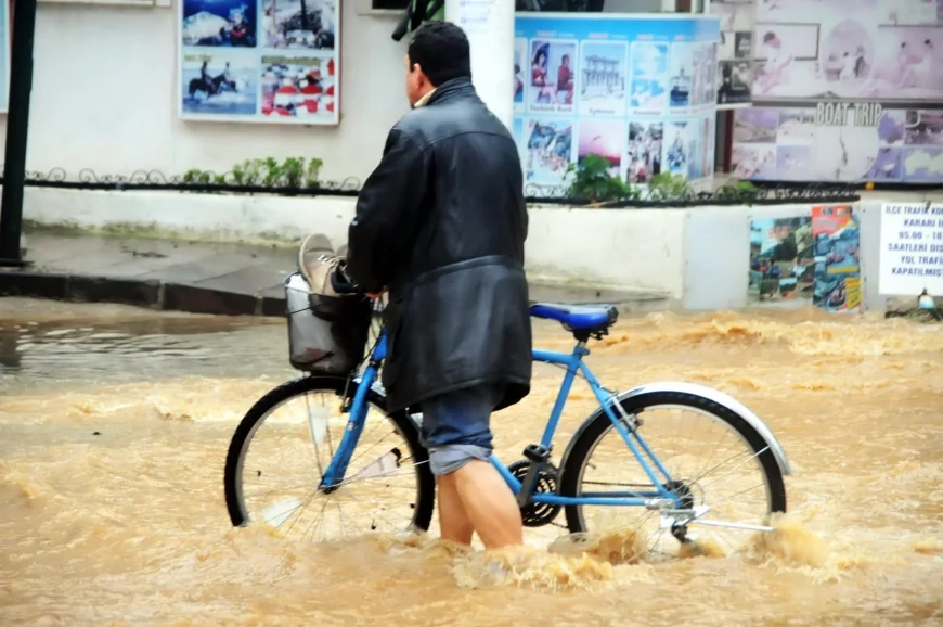 BU GECEDEN BAŞLIYOR...Meteoroloji Genel Müdürlüğü, Muğla ve çevresi için şiddetli yağış ve fırtına uyarısında bulundu.